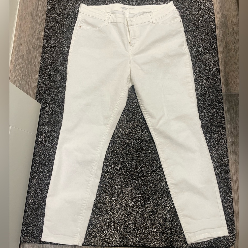 Never worn white Old Navy Jeans